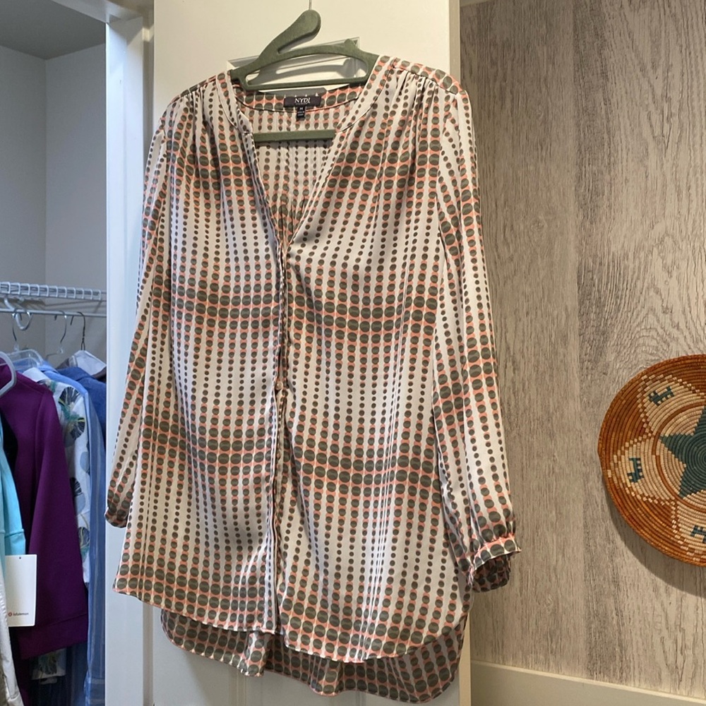 Beautiful size M top from NYDJ